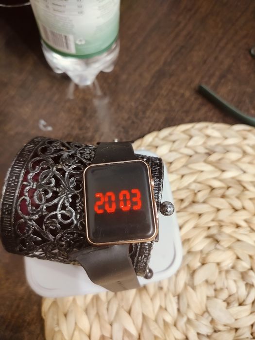 Zegarek damski czarny z niklowana  kopertą