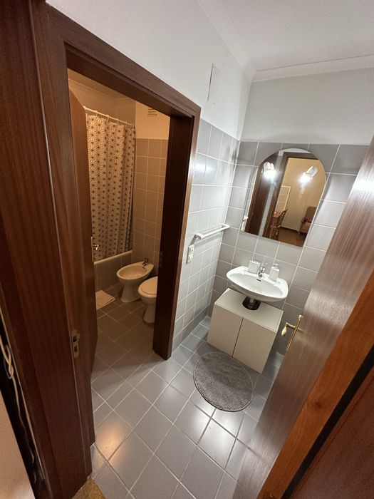 Quarto cama casal+ beliche em Penha de França (Lisboa)