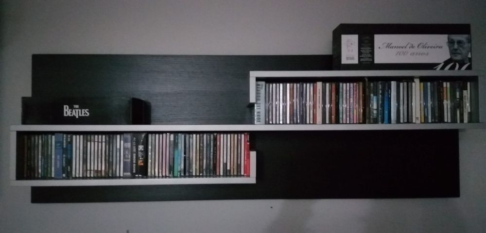 Estante de parede em madeira wengue