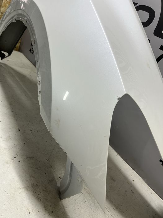 Праве крило Tesla Model Y