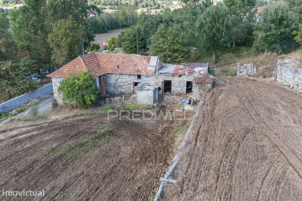 Casa Com Terreno Para Construção (Airão, Guimarães)