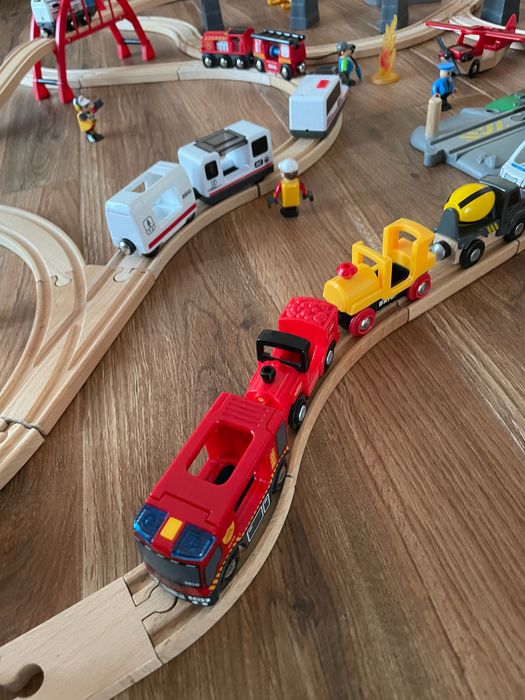 Linhas de comboio brio com muitos extras