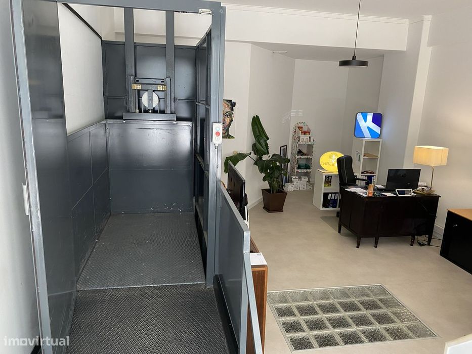 Office with Ready-to-Use Warehouse in Águas Livres, 223 m²