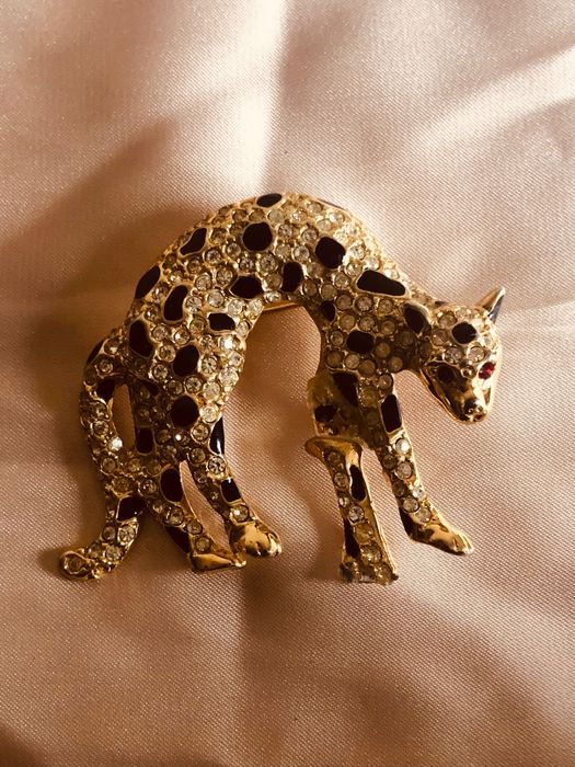 Alfinete de espetar em forma de tigre com pedras