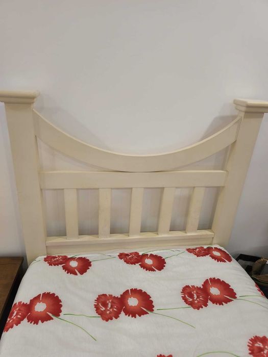 Cama branca solteiro em madeira