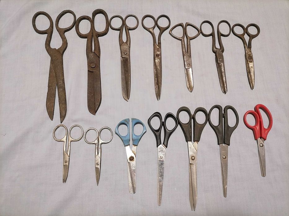 Ножниці різних розмірів.