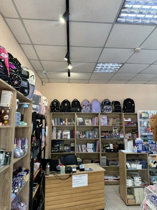 Продам меблі та обладнання для магазину канцтоварів