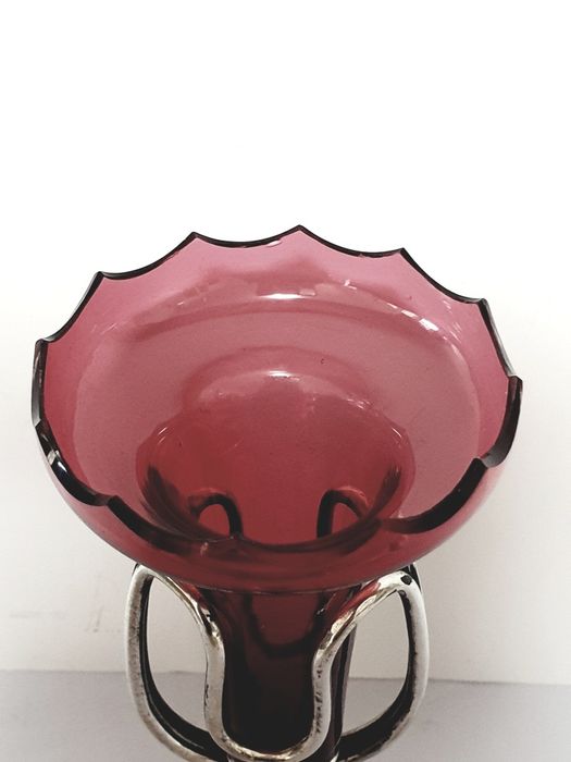 Antiga jarra solitária c. armação em prata artística e vidro cranberry