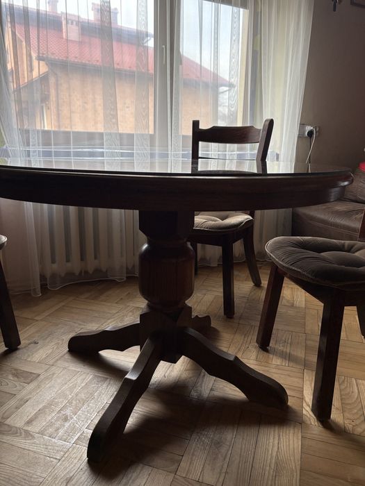 Stół drewniany z krzesłami