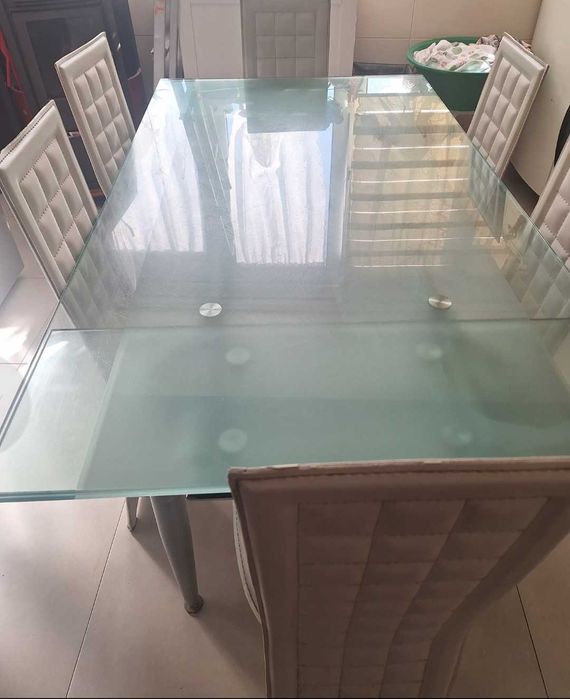 Mesa de vidro levemente esverdiado