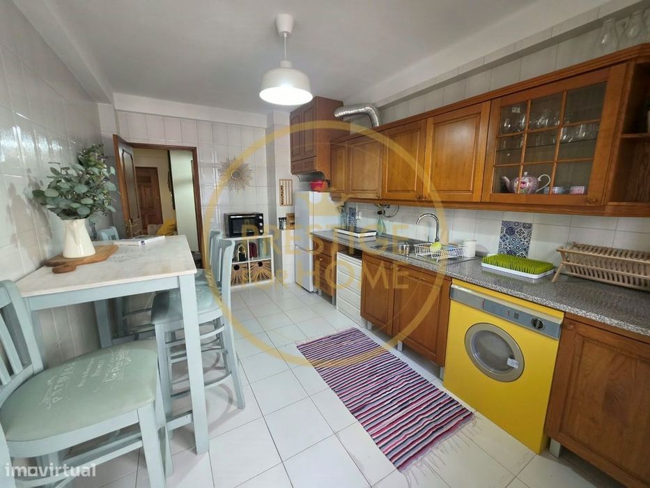 Arrendamento ao Ano: T3 no Centro de Loulé com Garagem, Elevador e Var