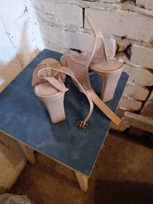 Buty na obcasie beżowe
