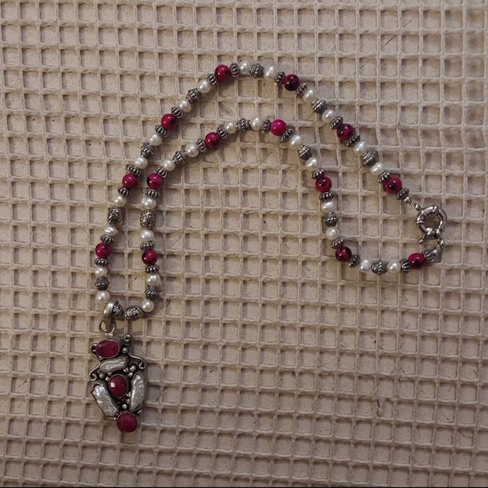 Colar de perolas  e pedras cor de rosa com pendente