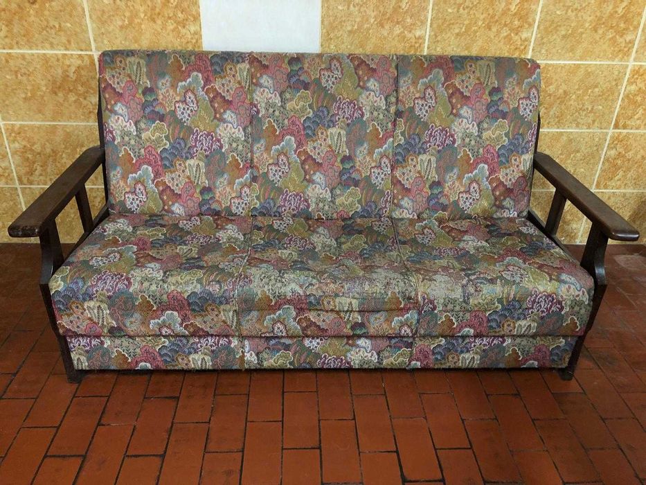 Conjunto de sofá e cadeirões ( 1+2) em madeira e tecido estampado