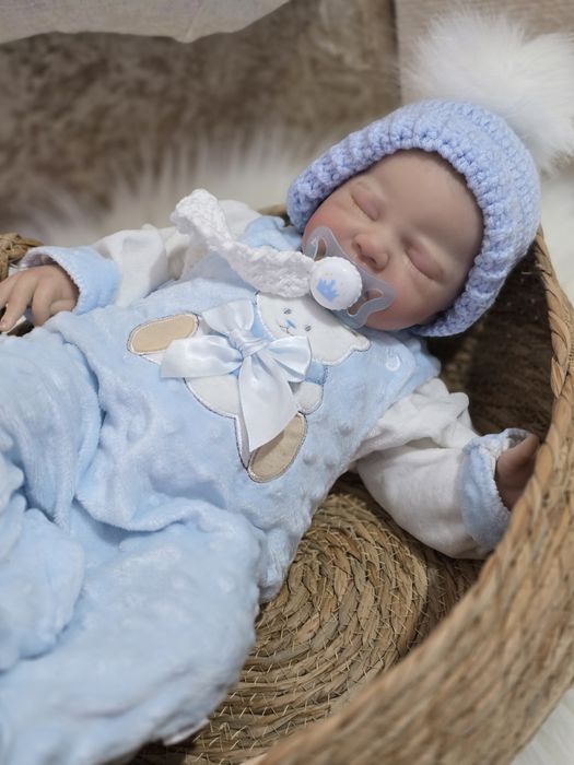 Bebé reborn menino 50 cm  Kit August com enxoval