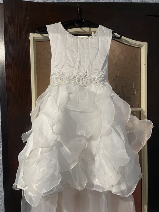 Плаття  дитяче з довгим шлейфом