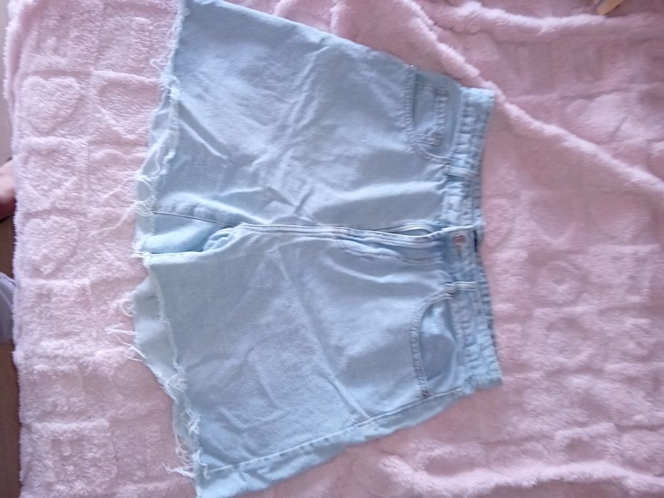 Varias peças de roupa