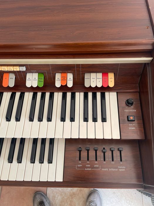 órgão vintage em ótimo estado