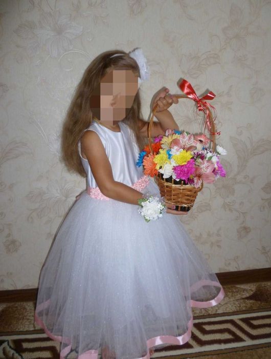Святкова сукня, біла сукня,104-110, обруч цукеркою, квітка на руку