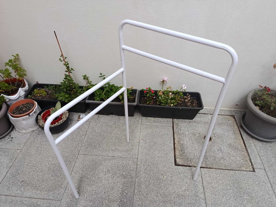 Porta-Toalhas de Chão em Metal Branco