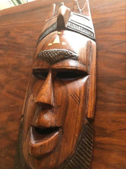 duas mascaras angolanas, com embutidos em Marfi