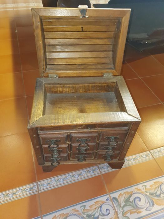 Baú e joalheiro de madeira
