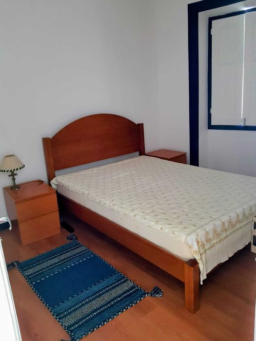Cama em madeira cerejeira maciça, com 2 mesas de cabeceira folhadas a cerejeira e colchão ortopédico