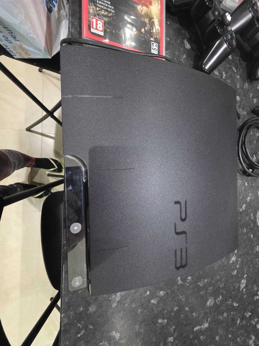 Vendo Playstation 3 em excelente estado + 10 jogos em CD