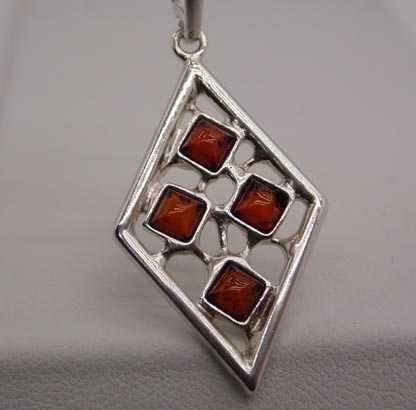 Srebrna zawieszka romb z bursztynami