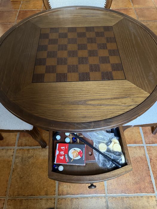 Mesa de jogo com cadeiras
