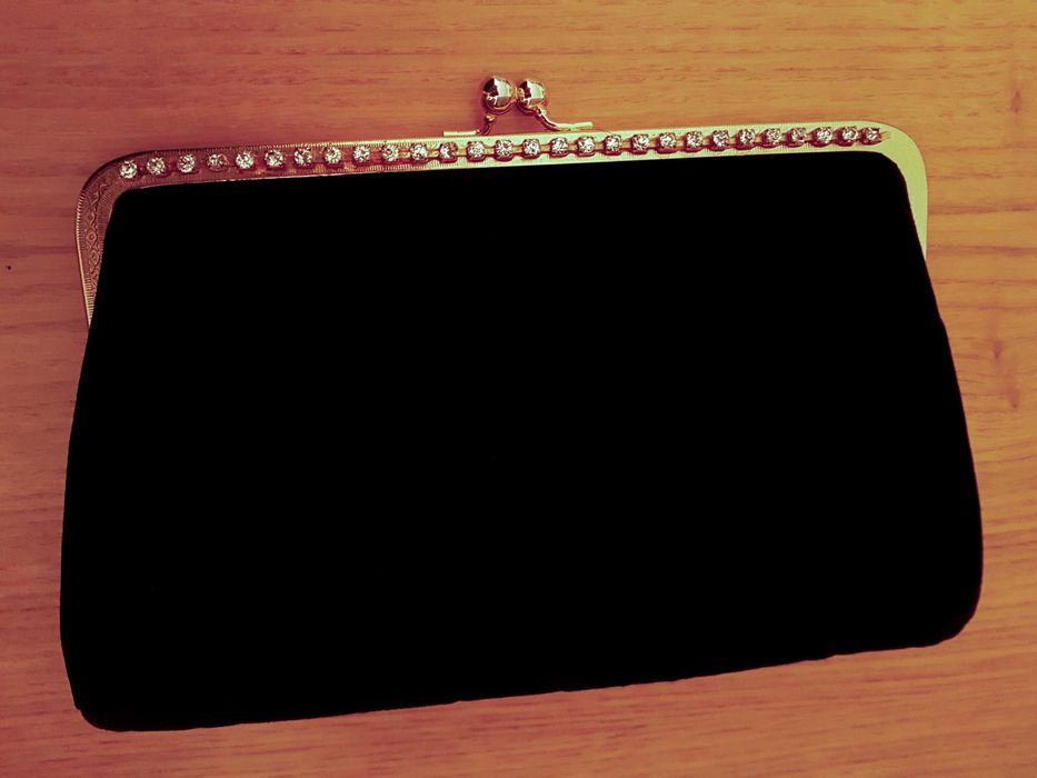 Clutch de cerimónia Muito Elegante em veludo preto