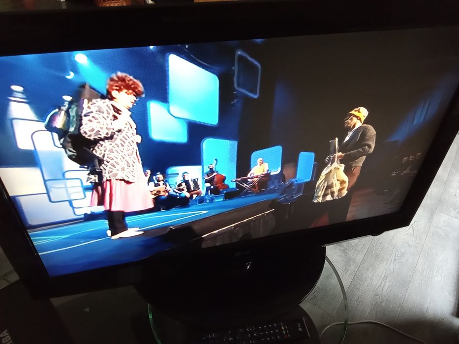 + TELEWIZOR z dekoderem DVBT-2, 37'' LG, LCD z 3x HDMI i USB +