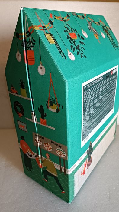 Antiga grande caixa advento da body shoop para decoração