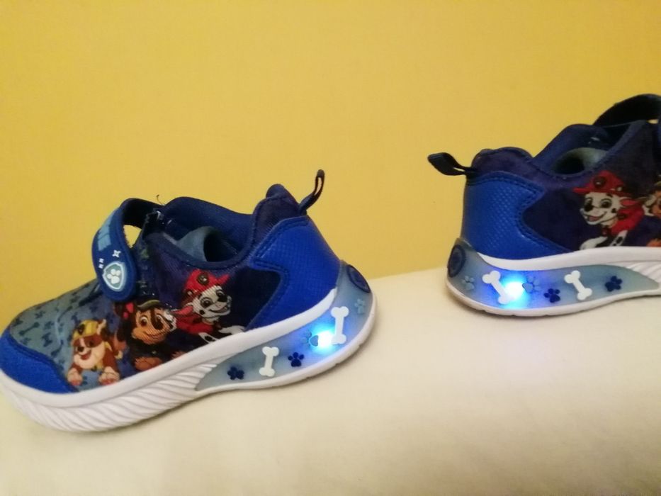 Psi patrol sneakersy LED chłopięce Paw migające świecące adidasy buty