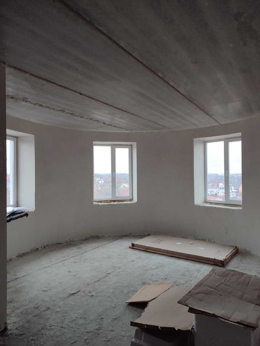 Простора 1 кімнатна квартира в хорошій новобудові!