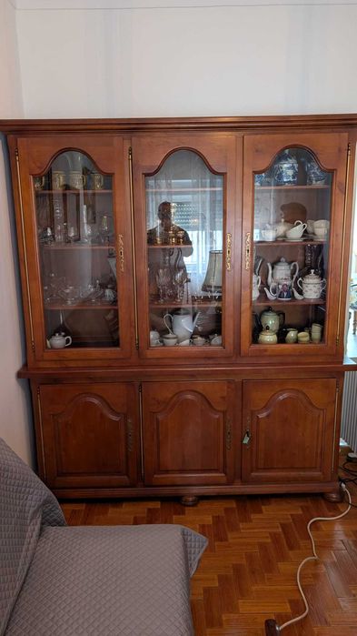Móvel cristaleira em madeira maciça e em bom estado