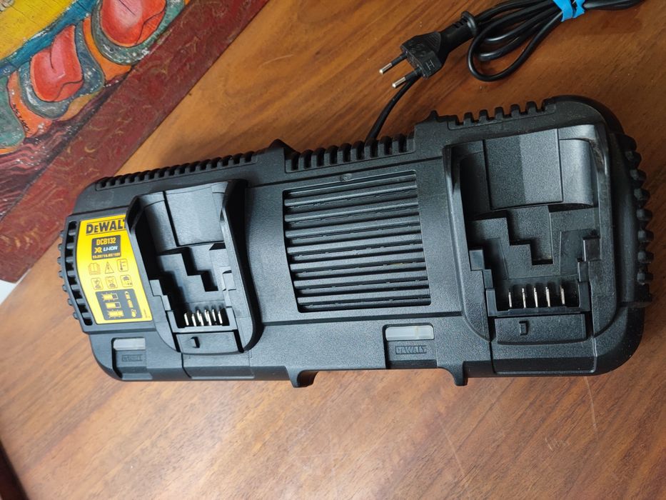 Dewalt DCB132 Ładowarka podwójna 10,8-18V  Flexvolt 54v