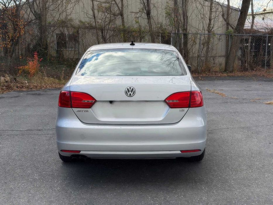 Volkswagen Jetta SE with Connectivity      2014