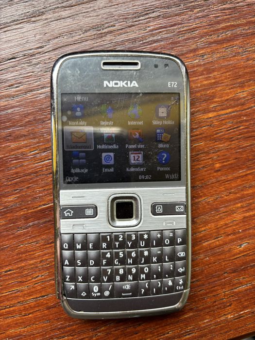 Nokia E72 + pudełko, ładowarka, uchwyt i akcesoria