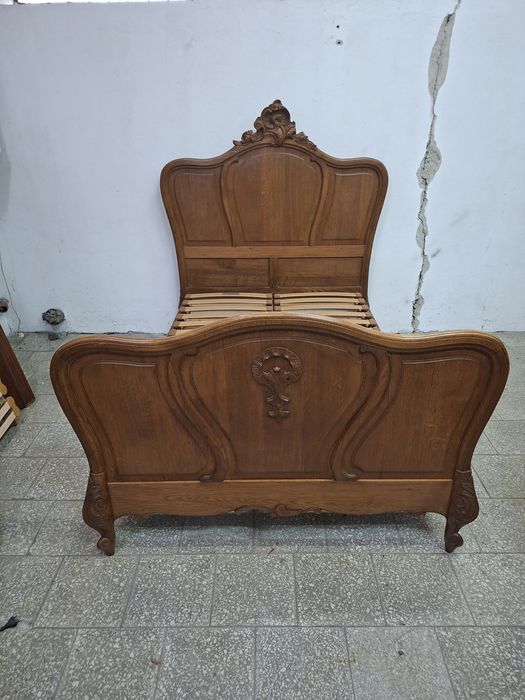 Ładne stare dębowe łóżko ludwikowskie rocaille ze stelażem