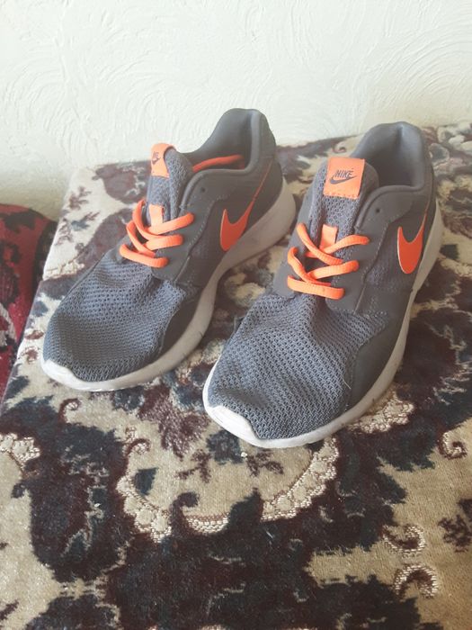 Nike Кросівки жіночи сірі лого р.38.5