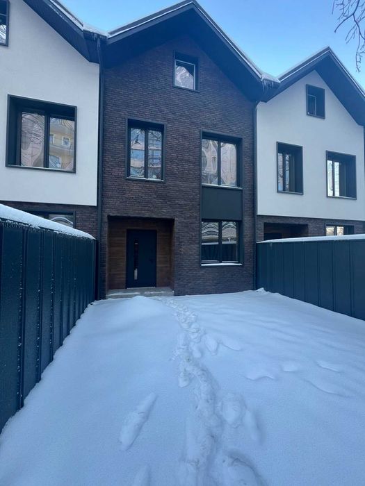 Ідеальна альтернатива квартирі:таунхаус з двором та мансардою в Ірпені