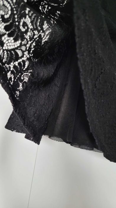 Koronkowa czarna elegancka sukienka Sinsay