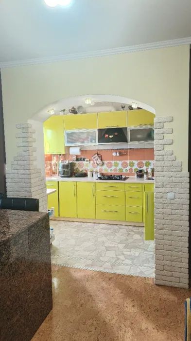 Продам затишну 4-и к/к по вулиці Державності - 87м².