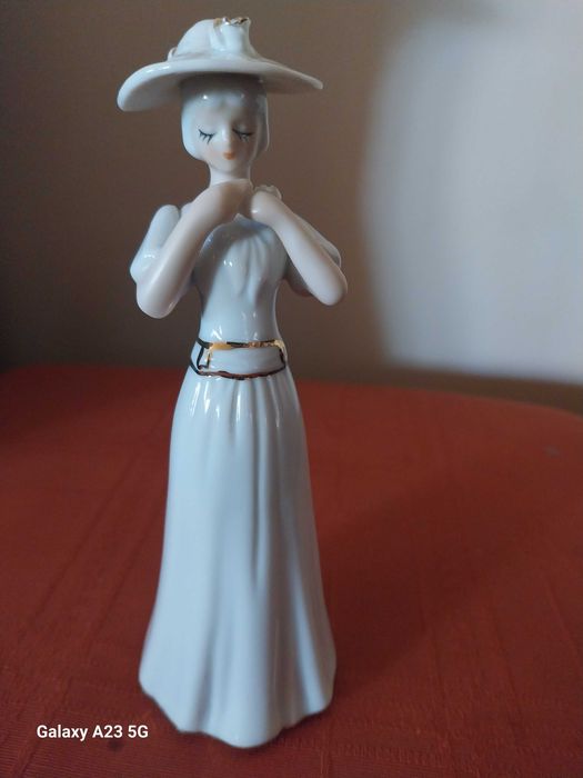 Decorative porcelain figurines.433382678143979521