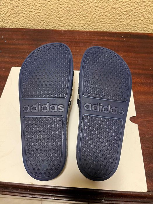 Chinelos Adidas Tamanho 37. Em bom estado.