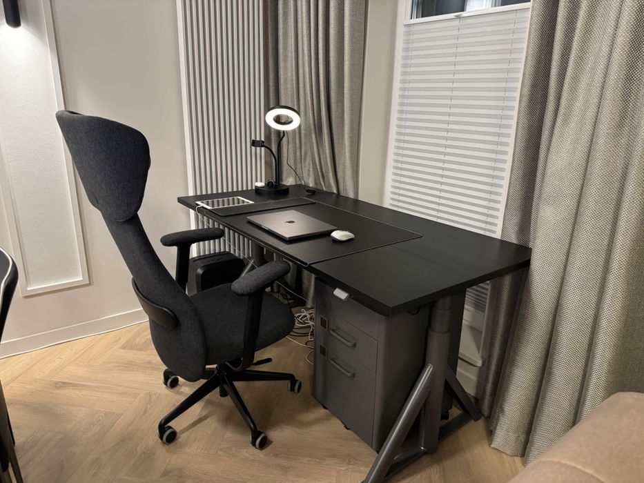 Profesjonalne stanowisko do pracy – IKEA IDÅSEN + GRÖNFJÄLL + 2x LG 27" 4K
