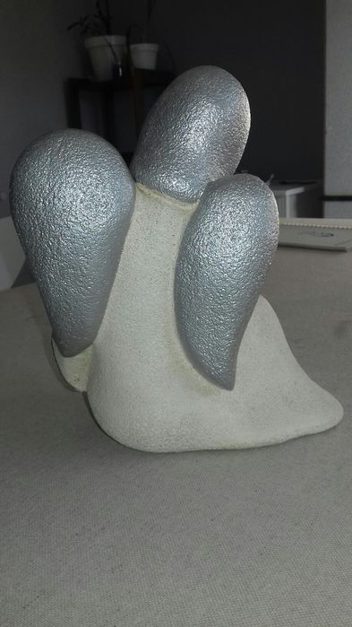 Anjo decorativo em pedra trabalhada