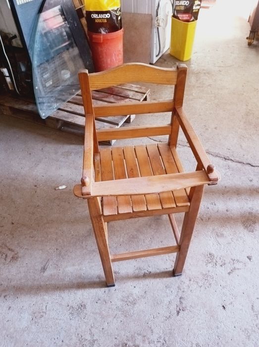 Mesas e cadeiras de madeira