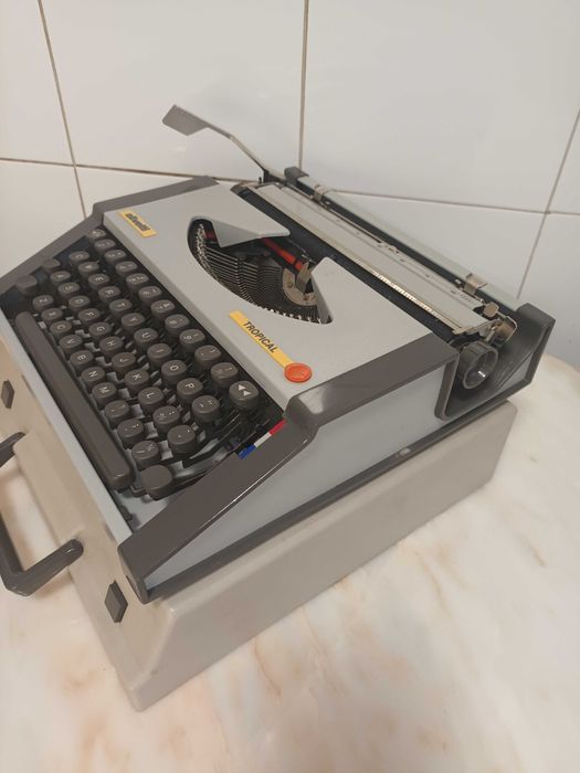 Máquina de escrever Olivetti Tropical